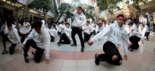 TREVOR HAGAN / WINNIPEG FREE PRESS
L.I.V.E., a hip hop dance crew, performing in Edmonton Court at Portage Place mall, as part of Graffiti Art Programmings DowntownMOVES, Saturday, May 5, 2018.