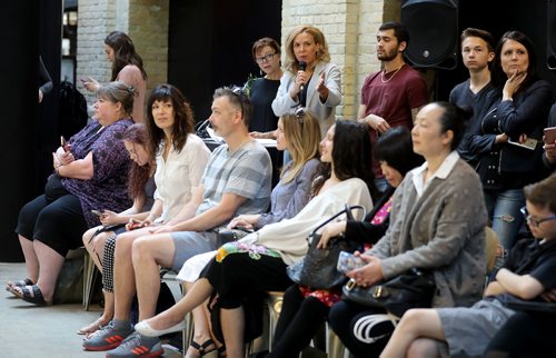 TREVOR HAGAN / WINNIPEG FREE PRESS
Jennifer Milner, of Panache Management, acting as MC with the microphone during a model search at The Forks, Sunday, May 6, 2018.