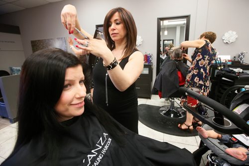 JOHN WOODS / WINNIPEG FREE PRESS
Marina Cabral, owner of Evoluir Hair Salon, cuts Melissa Stamm's hair as part of a cut-a-thon for the Dream Factory Sunday, May 6, 2018.