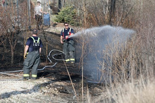 JOHN WOODS / WINNIPEG FREE PRESS
Firefighters and police were on scene on Wilkes to fight a brush fire Sunday, May 6, 2018.