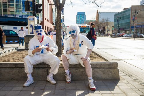 MIKAELA MACKENZIE / WINNIPEG FREE PRESS
Jason Krutish (left) and Aaron Wold eat hot dogs on Portage at Donald Street before the whiteout street party in Winnipeg on Monday, May 7, 2018. 
Mikaela MacKenzie / Winnipeg Free Press 2018.