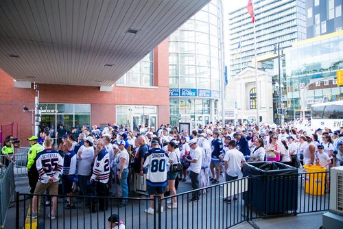 MIKAELA MACKENZIE / WINNIPEG FREE PRESS
Jets fans arrive at Donald Street for the whiteout street party in Winnipeg on Monday, May 7, 2018. 
Mikaela MacKenzie / Winnipeg Free Press 2018.