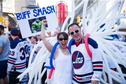 MIKAELA MACKENZIE / WINNIPEG FREE PRESS
Sandy Qwong (left) and Daniel Muller cheer on Donald Street at the whiteout street party in Winnipeg on Monday, May 7, 2018. 
Mikaela MacKenzie / Winnipeg Free Press 2018.