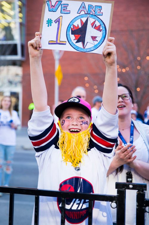 MIKAELA MACKENZIE / WINNIPEG FREE PRESS
Boe Meisner, nine, cheers for the cameras at the whiteout street party in Winnipeg on Monday, May 7, 2018. 
Mikaela MacKenzie / Winnipeg Free Press 2018.