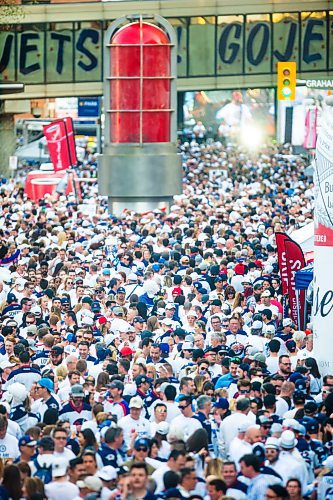 MIKAELA MACKENZIE / WINNIPEG FREE PRESS
Jets fans arrive at Donald Street for the whiteout street party in Winnipeg on Monday, May 7, 2018. 
Mikaela MacKenzie / Winnipeg Free Press 2018.