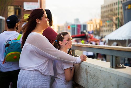 MIKAELA MACKENZIE / WINNIPEG FREE PRESS
Vanessa MacKeil and her daughter, Amelia (8), watch the whiteout street party before the game starts in Winnipeg on Monday, May 7, 2018. 
Mikaela MacKenzie / Winnipeg Free Press 2018.