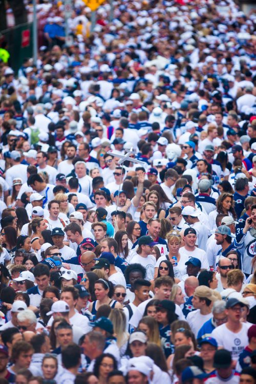 MIKAELA MACKENZIE / WINNIPEG FREE PRESS
Jets fans arrive at Donald Street for the whiteout street party in Winnipeg on Monday, May 7, 2018. 
Mikaela MacKenzie / Winnipeg Free Press 2018.