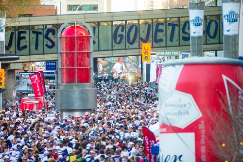 MIKAELA MACKENZIE / WINNIPEG FREE PRESS
Jets fans arrive at Donald Street for the whiteout street party in Winnipeg on Monday, May 7, 2018. 
Mikaela MacKenzie / Winnipeg Free Press 2018.