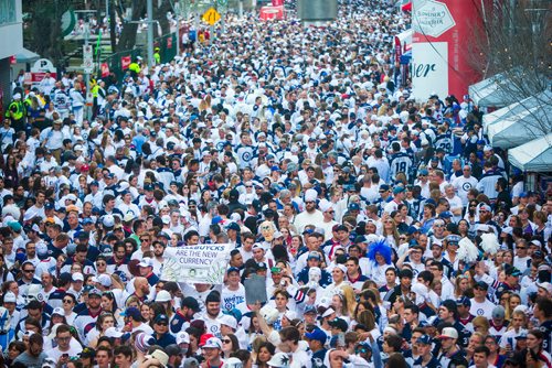 MIKAELA MACKENZIE / WINNIPEG FREE PRESS
Jets fans arrive at Donald Street for the whiteout street party in Winnipeg on Monday, May 7, 2018. 
Mikaela MacKenzie / Winnipeg Free Press 2018.