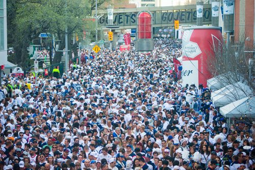 MIKAELA MACKENZIE / WINNIPEG FREE PRESS
Jets fans arrive at Donald Street for the whiteout street party in Winnipeg on Monday, May 7, 2018. 
Mikaela MacKenzie / Winnipeg Free Press 2018.