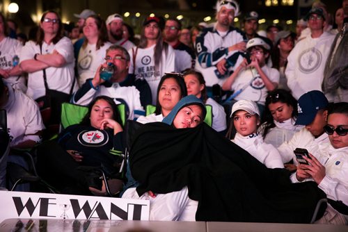 MIKAELA MACKENZIE / WINNIPEG FREE PRESS
Jets fans lose energy at the end of the game at the whiteout street party in Winnipeg on Monday, May 7, 2018. 
Mikaela MacKenzie / Winnipeg Free Press 2018.