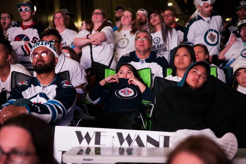 MIKAELA MACKENZIE / WINNIPEG FREE PRESS
Jets fans lose energy at the end of the game at the whiteout street party in Winnipeg on Monday, May 7, 2018. 
Mikaela MacKenzie / Winnipeg Free Press 2018.