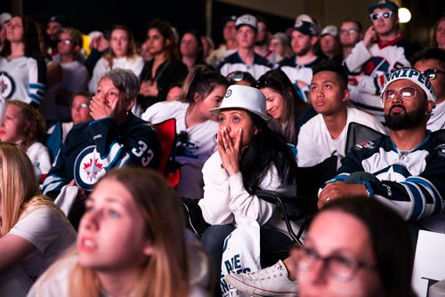 MIKAELA MACKENZIE / WINNIPEG FREE PRESS
Jets fans lose energy at the end of the game at the whiteout street party in Winnipeg on Monday, May 7, 2018. 
Mikaela MacKenzie / Winnipeg Free Press 2018.