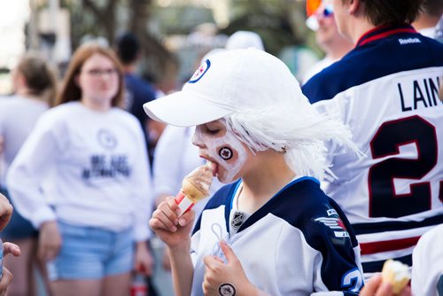 MIKAELA MACKENZIE / WINNIPEG FREE PRESS
Noah Bennett, eight, licks his ice cream cone at the whiteout street party in Winnipeg on Monday, May 7, 2018. 
Mikaela MacKenzie / Winnipeg Free Press 2018.