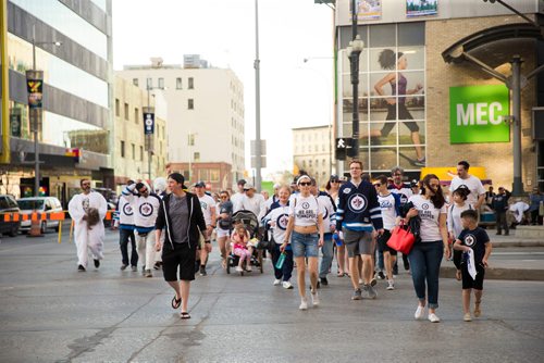 MIKAELA MACKENZIE / WINNIPEG FREE PRESS
Jets fans arrive at Donald Street for the whiteout street party in Winnipeg on Monday, May 7, 2018. 
Mikaela MacKenzie / Winnipeg Free Press 2018.