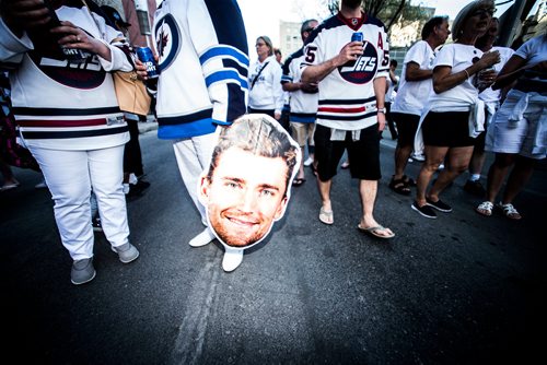 MIKAELA MACKENZIE / WINNIPEG FREE PRESS
Jets fans arrive at Donald Street for the whiteout street party in Winnipeg on Monday, May 7, 2018. 
Mikaela MacKenzie / Winnipeg Free Press 2018.