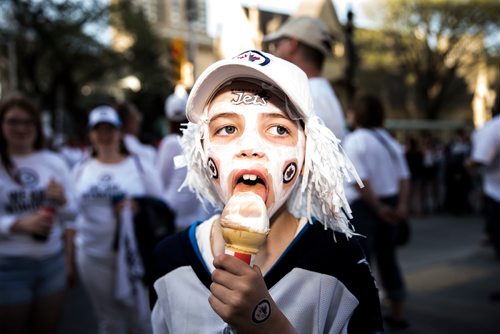 MIKAELA MACKENZIE / WINNIPEG FREE PRESS
Noah Bennett, eight, licks his ice cream cone at the whiteout street party in Winnipeg on Monday, May 7, 2018. 
Mikaela MacKenzie / Winnipeg Free Press 2018.