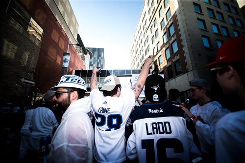 MIKAELA MACKENZIE / WINNIPEG FREE PRESS
Jets fans arrive at Donald Street for the whiteout street party in Winnipeg on Monday, May 7, 2018. 
Mikaela MacKenzie / Winnipeg Free Press 2018.