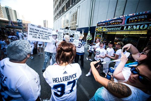 MIKAELA MACKENZIE / WINNIPEG FREE PRESS
Jets fans arrive at Donald Street for the whiteout street party in Winnipeg on Monday, May 7, 2018. 
Mikaela MacKenzie / Winnipeg Free Press 2018.