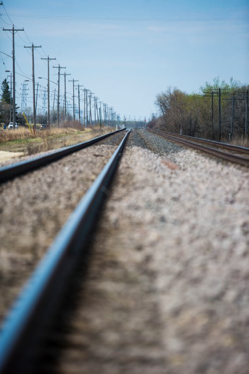 MIKAELA MACKENZIE / WINNIPEG FREE PRESS
The CN tracks along Wilkes Avenue in Winnipeg on Tuesday, May 8, 2018. 
Mikaela MacKenzie / Winnipeg Free Press 2018.