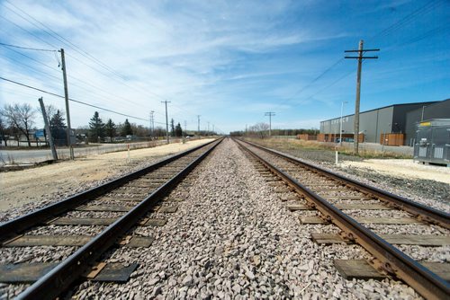 MIKAELA MACKENZIE / WINNIPEG FREE PRESS
The CN tracks along Wilkes Avenue in Winnipeg on Tuesday, May 8, 2018. 
Mikaela MacKenzie / Winnipeg Free Press 2018.