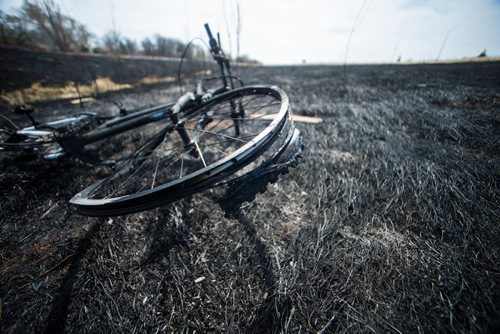 MIKAELA MACKENZIE / WINNIPEG FREE PRESS
The sooty mark of a grass fire around the perimeter highway and Roblin Boulevard in Winnipeg on Tuesday, May 8, 2018. Community members say neighbourhood kids lit the bike on fire, and the fire rapidly spread.
Mikaela MacKenzie / Winnipeg Free Press 2018.