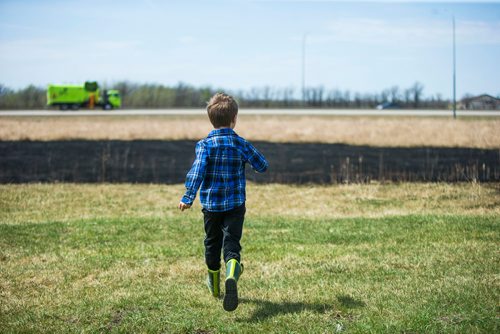MIKAELA MACKENZIE / WINNIPEG FREE PRESS
Jayden Lepine, seven, runs over to take a look at the sooty mark the grass fire left around the perimeter highway and Roblin Boulevard in Winnipeg on Tuesday, May 8, 2018. Community members say neighbourhood kids lit the bike on fire, and the fire rapidly spread.
Mikaela MacKenzie / Winnipeg Free Press 2018.