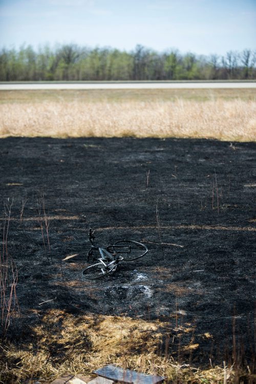 MIKAELA MACKENZIE / WINNIPEG FREE PRESS
The sooty mark of a grass fire around the perimeter highway and Roblin Boulevard in Winnipeg on Tuesday, May 8, 2018. Community members say neighbourhood kids lit the bike on fire, and the fire rapidly spread.
Mikaela MacKenzie / Winnipeg Free Press 2018.