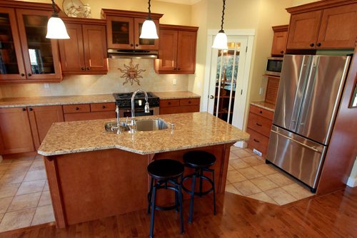 BORIS MINKEVICH / WINNIPEG FREE PRESS
RESALE HOME - 226 Mariners Way in East St. Paul. Kitchen with big island. Realtor Cliff King is selling home. TODD LEWYS STORY. May 8, 2018