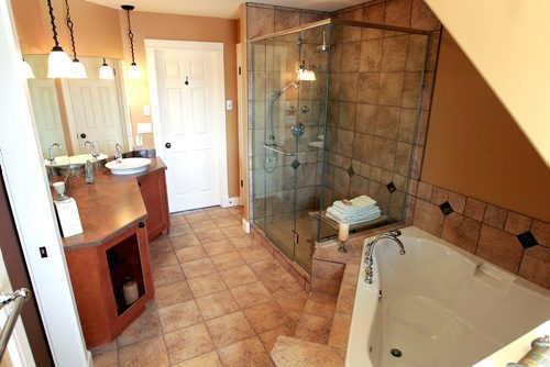 BORIS MINKEVICH / WINNIPEG FREE PRESS
RESALE HOME - 226 Mariners Way in East St. Paul. Master bathroom. Realtor Cliff King is selling home. TODD LEWYS STORY. May 8, 2018