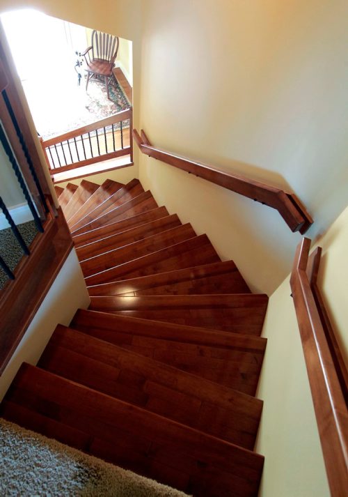 BORIS MINKEVICH / WINNIPEG FREE PRESS
RESALE HOME - 226 Mariners Way in East St. Paul. Realtor Cliff King is selling home. Winding stairs from the top floor down to main floor. TODD LEWYS STORY. May 8, 2018