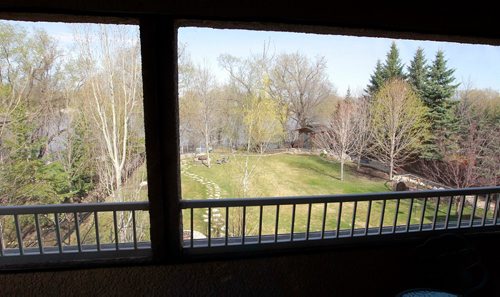 BORIS MINKEVICH / WINNIPEG FREE PRESS
RESALE HOME - 226 Mariners Way in East St. Paul. View from master bedroom onto the Red River. Realtor Cliff King is selling home. TODD LEWYS STORY. May 8, 2018