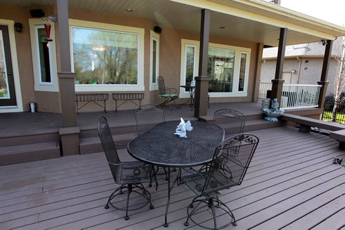 BORIS MINKEVICH / WINNIPEG FREE PRESS
RESALE HOME - 226 Mariners Way in East St. Paul. Back deck. Realtor Cliff King is selling home. TODD LEWYS STORY. May 8, 2018