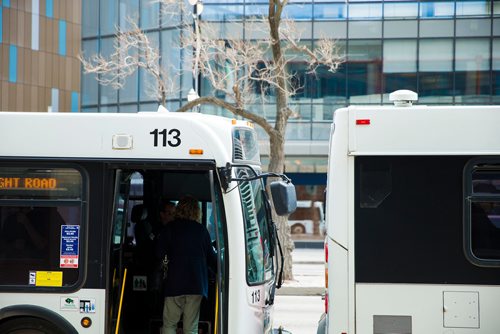 MIKAELA MACKENZIE / WINNIPEG FREE PRESS
The bus stop at Portage Place in Winnipeg on Wednesday, May 9, 2018. Winnipeg police often have to respond to incidents at this location in the city.
Mikaela MacKenzie / Winnipeg Free Press 2018.
Winnipeg transit