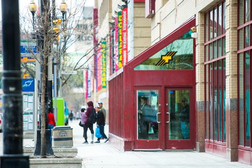 MIKAELA MACKENZIE / WINNIPEG FREE PRESS
The bus stop shelter at Portage Place in Winnipeg on Wednesday, May 9, 2018. Winnipeg police often have to respond to incidents at this location in the city.
Mikaela MacKenzie / Winnipeg Free Press 2018.
Winnipeg transit