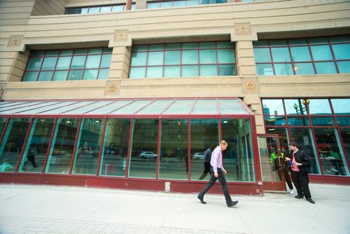 MIKAELA MACKENZIE / WINNIPEG FREE PRESS
The bus stop shelter at Portage Place in Winnipeg on Wednesday, May 9, 2018. Winnipeg police often have to respond to incidents at this location in the city.
Mikaela MacKenzie / Winnipeg Free Press 2018.
Winnipeg transit