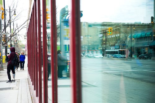 MIKAELA MACKENZIE / WINNIPEG FREE PRESS
The bus stop shelter at Portage Place in Winnipeg on Wednesday, May 9, 2018. Winnipeg police often have to respond to incidents at this location in the city.
Mikaela MacKenzie / Winnipeg Free Press 2018.
Winnipeg transit