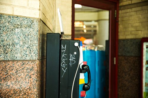 MIKAELA MACKENZIE / WINNIPEG FREE PRESS
The bus stop shelter at Portage Place in Winnipeg on Wednesday, May 9, 2018. Winnipeg police often have to respond to incidents at this location in the city.
Mikaela MacKenzie / Winnipeg Free Press 2018.
Winnipeg transit