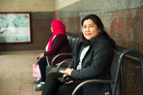 MIKAELA MACKENZIE / WINNIPEG FREE PRESS
Marilyn Guevarra in the bus stop shelter at Portage Place in Winnipeg on Wednesday, May 9, 2018. Winnipeg police often have to respond to incidents at this location in the city.
Mikaela MacKenzie / Winnipeg Free Press 2018.
Winnipeg transit