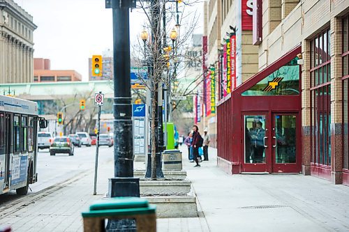 MIKAELA MACKENZIE / WINNIPEG FREE PRESS
The bus stop shelter at Portage Place in Winnipeg on Wednesday, May 9, 2018. Winnipeg police often have to respond to incidents at this location in the city.
Mikaela MacKenzie / Winnipeg Free Press 2018.
Winnipeg transit