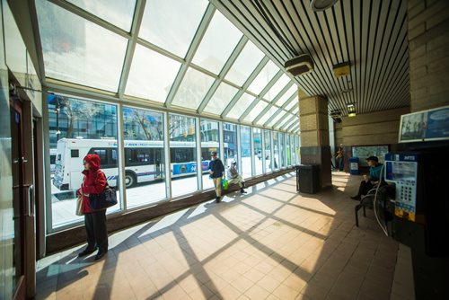 MIKAELA MACKENZIE / WINNIPEG FREE PRESS
The bus stop shelter at Portage Place in Winnipeg on Wednesday, May 9, 2018. Winnipeg police often have to respond to incidents at this location in the city.
Mikaela MacKenzie / Winnipeg Free Press 2018.
Winnipeg transit