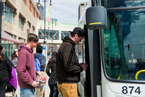 MIKAELA MACKENZIE / WINNIPEG FREE PRESS
Daniel Fraser (left) and Ashton Stone board a bus at Portage Place in Winnipeg on Wednesday, May 9, 2018. Both claim to have been robbed at the bus shelter in the past.
Mikaela MacKenzie / Winnipeg Free Press 2018.
Winnipeg transit