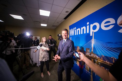 MIKAELA MACKENZIE / WINNIPEG FREE PRESS
Mayor Brian Bowman scrums with the media after an Economic Development Winnipeg panel discussion in Winnipeg on Friday, May 11, 2018. 
Mikaela MacKenzie / Winnipeg Free Press 2018.