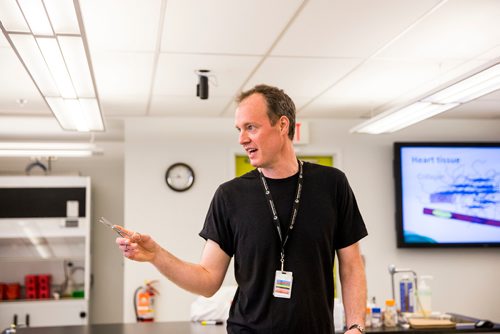 MIKAELA MACKENZIE / WINNIPEG FREE PRESS
Youth BIOlab teacher Stephen Jones teaches a class in the Albrechtsen Research Centre in Winnipeg on Monday, May 14, 2018. Jones is receiving the Prime Minister's Award for Teaching Excellence this Wednesday.
Mikaela MacKenzie / Winnipeg Free Press 2018.