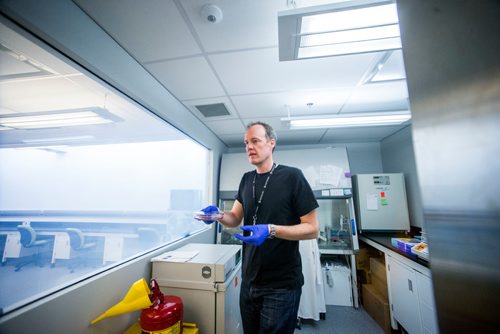 MIKAELA MACKENZIE / WINNIPEG FREE PRESS
Youth BIOlab teacher Stephen Jones brings some fibreglass cells out from the incubator while teaching a class in the Albrechtsen Research Centre in Winnipeg on Monday, May 14, 2018. Jones is receiving the Prime Minister's Award for Teaching Excellence this Wednesday.
Mikaela MacKenzie / Winnipeg Free Press 2018.