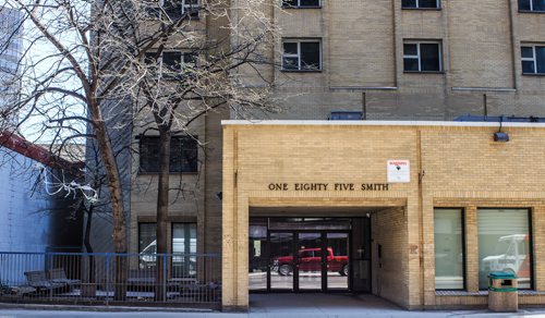 MIKE DEAL / WINNIPEG FREE PRESS
Manitoba Housing highrise at 185 Smith St. has sat empty for three years due to unsanitary conditions.
180514 - Monday, May 14, 2018.