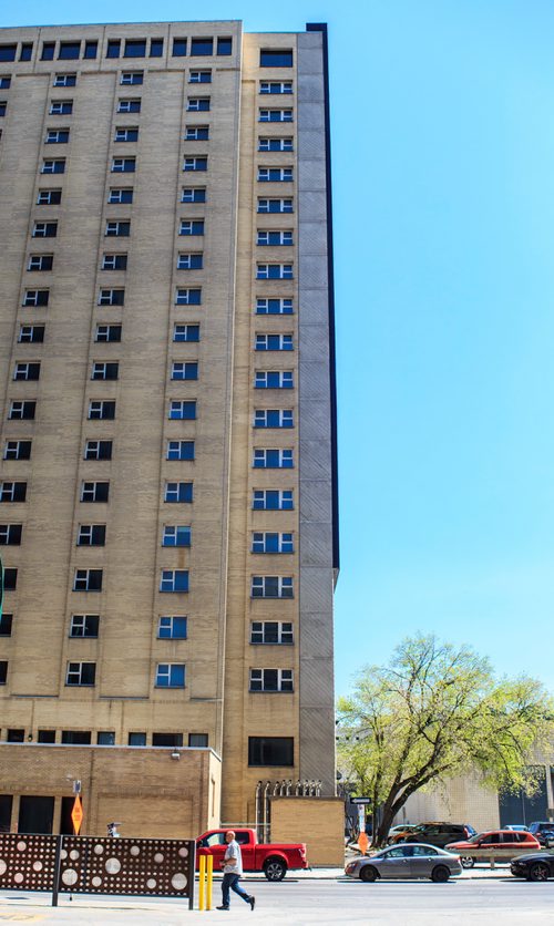 MIKE DEAL / WINNIPEG FREE PRESS
Manitoba Housing highrise at 185 Smith St. has sat empty for three years due to unsanitary conditions.
180514 - Monday, May 14, 2018.