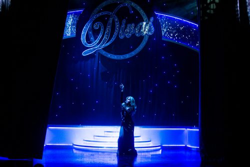 MIKAELA MACKENZIE / WINNIPEG FREE PRESS
Celine Dion impersonator Steven Wayne performs at The LINQ in Las Vegas on Tuesday, May 15, 2018. Dion's song "my heart will go on" has become a locker-room victory song for the Jets this season.
Mikaela MacKenzie / Winnipeg Free Press 2018.