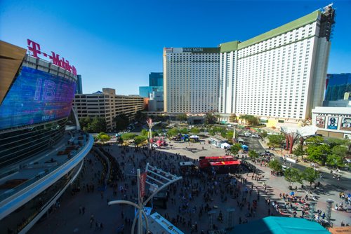 MIKAELA MACKENZIE / WINNIPEG FREE PRESS
Fans gather before the game as the Winnipeg Jets play the Las Vegas Golden Nights in Game 3 at the T-Mobile Arena in Las Vegas on Wednesday, May 16, 2018.
Mikaela MacKenzie / Winnipeg Free Press 2018.