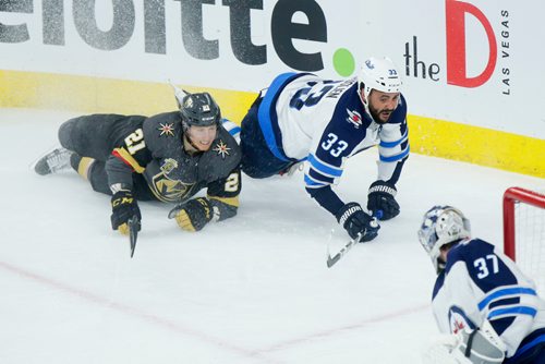MIKAELA MACKENZIE / WINNIPEG FREE PRESS
Knights forward Cody Eakin and Jets defenceman Dustin Byfuglien both fall towards the puck after a tussle on the boards in Game 3 at the T-Mobile Arena in Las Vegas on Wednesday, May 16, 2018.
Mikaela MacKenzie / Winnipeg Free Press 2018.